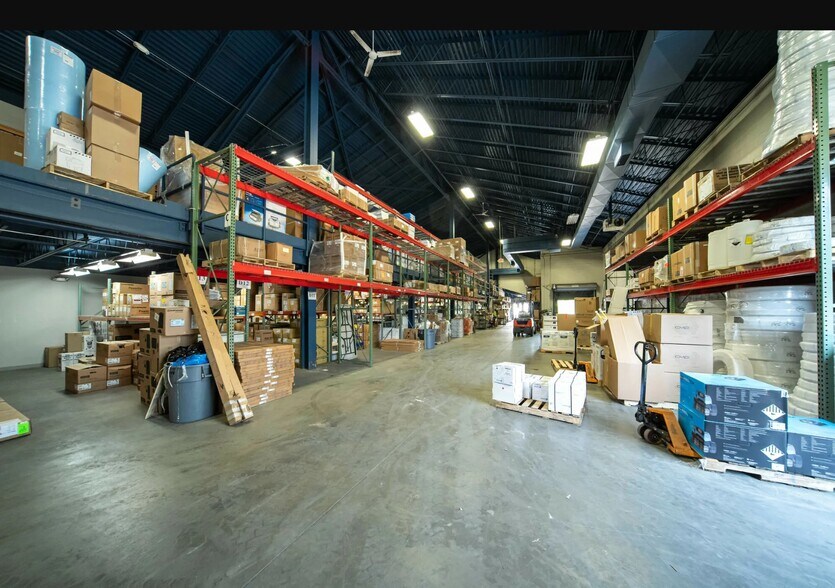 More Photos Of 3770 Dixie Hwy, Waterford Showroom For Sale