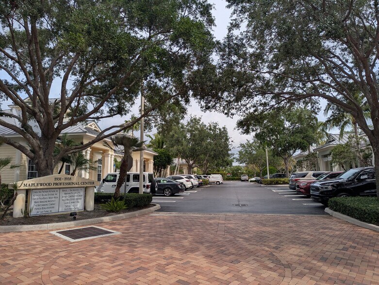 More Photos Of 1931 Commerce Ln, Jupiter Office For Sale