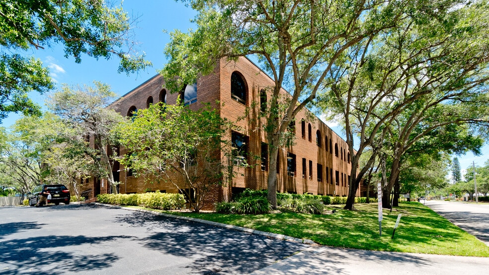 More Photos Of 2033 Wood St, Sarasota Medical For Lease