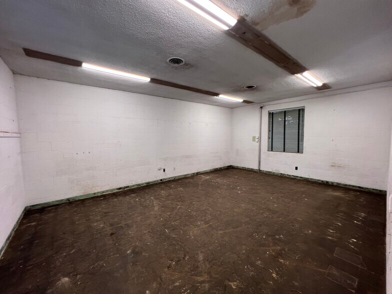 More Photos Of 211 W Walnut Ave, McKenzie General Retail For Lease