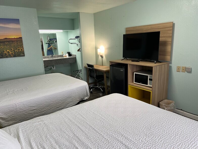 More Photos Of 1901 E 1st St, Pratt Hotel For Sale