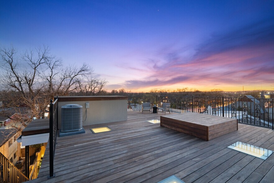More Photos Of 1810 W 35th St, Austin Specialty For Sale