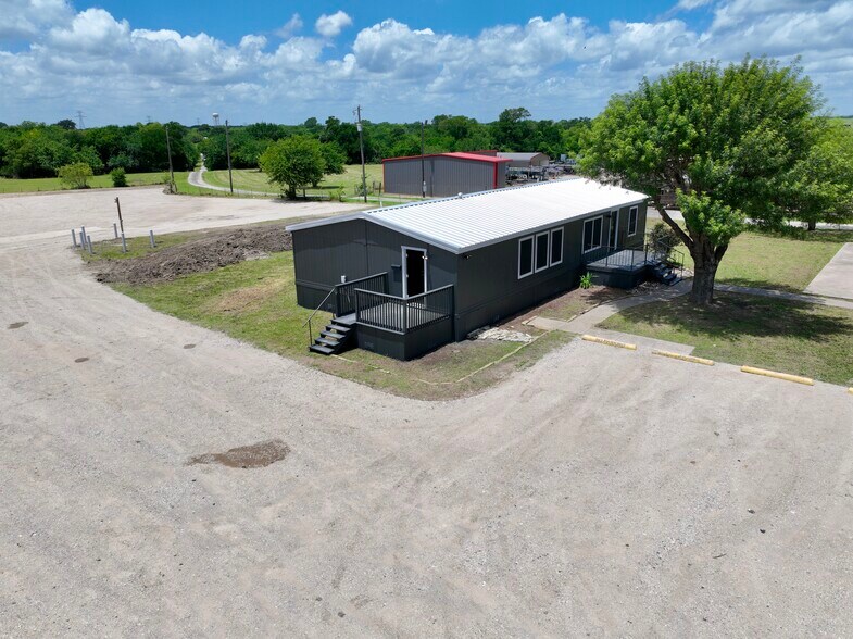 More Photos Of 4528 S Interstate 35, Alvarado Warehouse For Lease