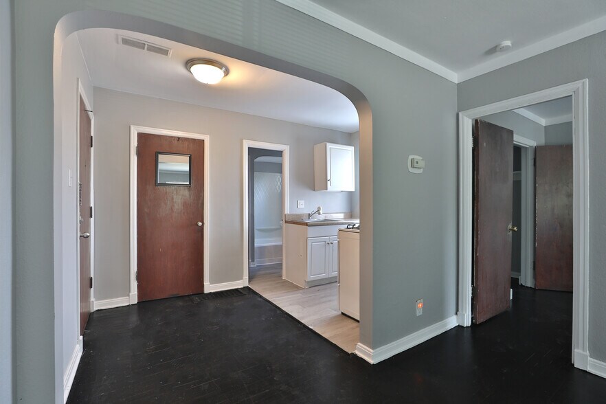 More Photos Of 4760-4764 N High St, Columbus Storefront Retail Residential For Sale