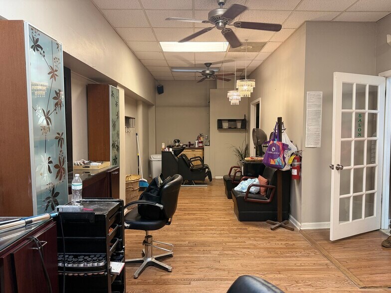 More Photos Of 923 Commercial St, Conyers Storefront For Sale