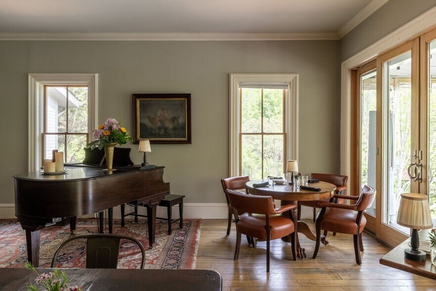 More Photos Of 102 Main St, Jefferson Hotel For Sale