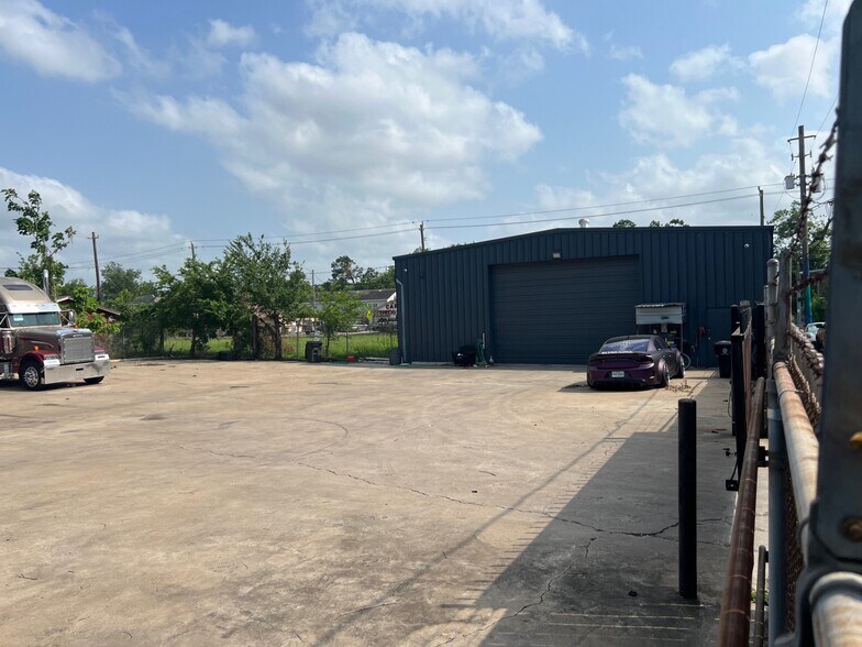 More Photos Of 5101 Canal St, Houston Flex For Lease