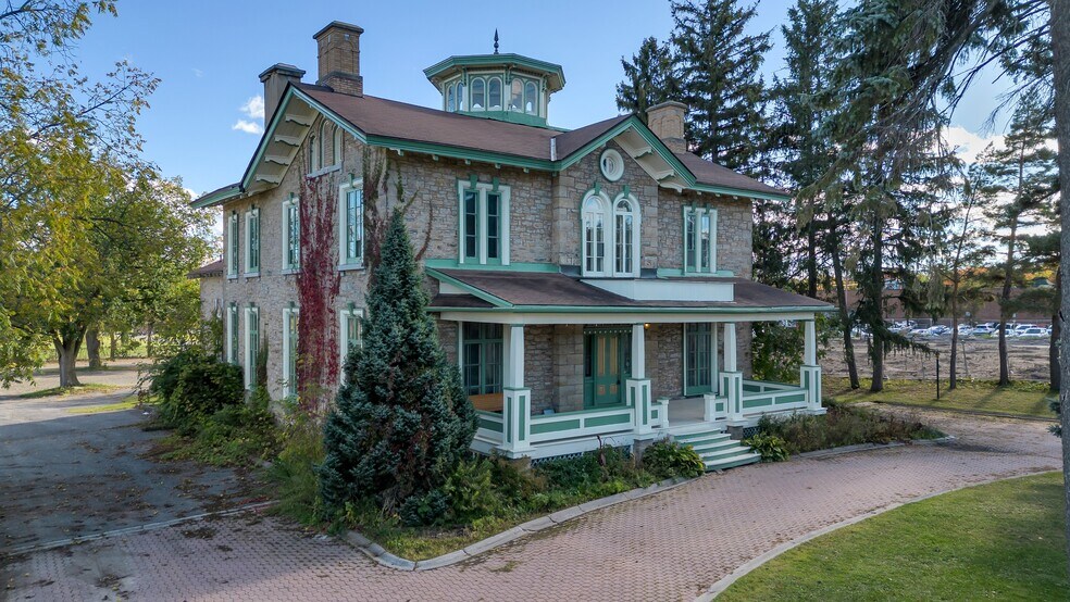 More Photos Of 389 King St E, Gananoque Office For Sale