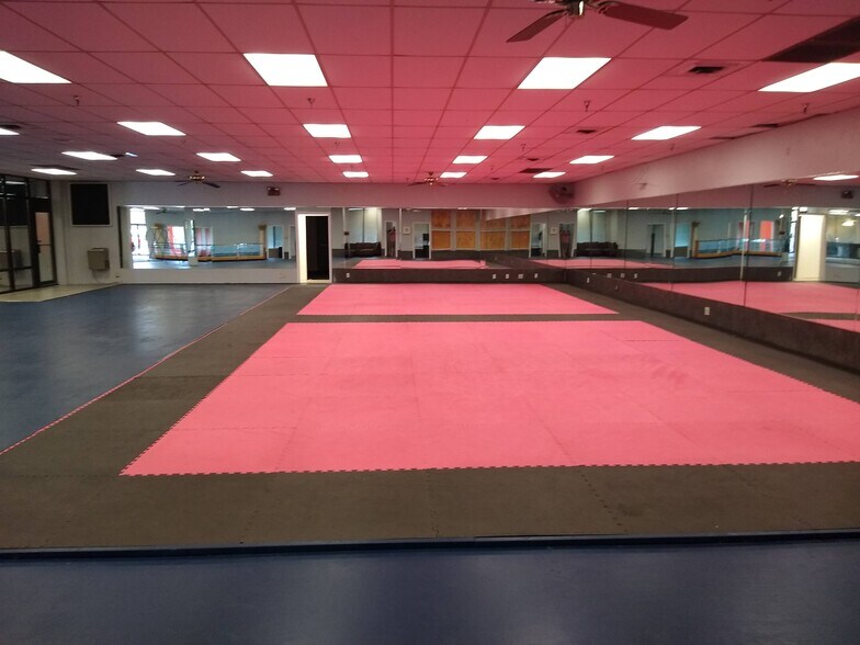 More Photos Of 1710-1738 E Little Creek Rd, Norfolk Storefront For Lease