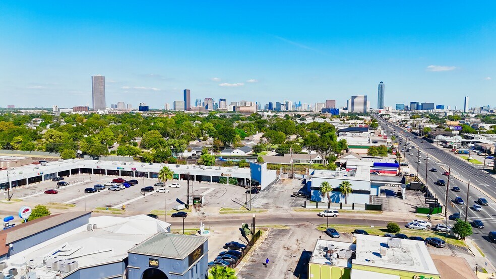 More Photos Of 2633-2655 Winrock Blvd, Houston Unknown For Lease