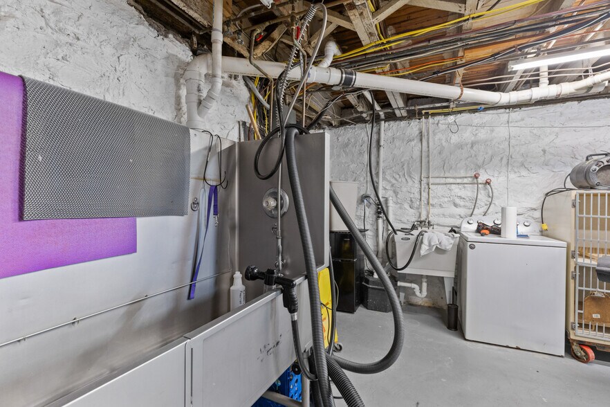 More Photos Of 5915 Belair Rd, Baltimore Veterinarian Kennel For Sale