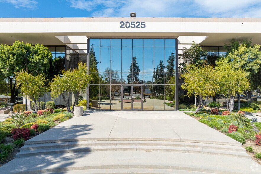 More Photos Of 20525 Nordhoff St, Chatsworth Distribution For Lease