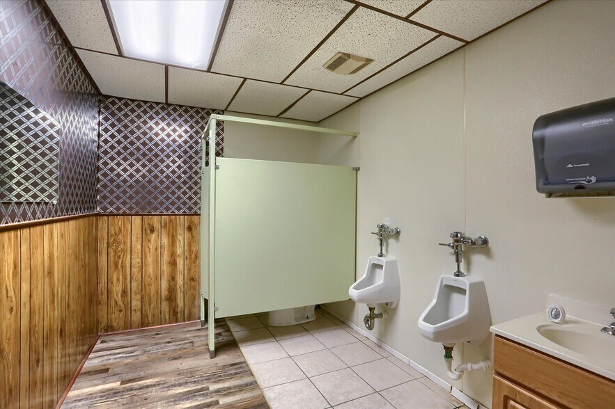 More Photos Of 145 Chamberlaine Ave, Pottsville Flex For Sale