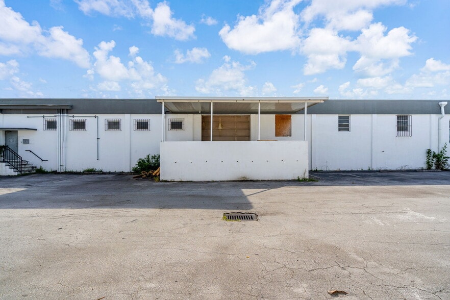 More Photos Of 3925 E 10th Ct, Hialeah Warehouse For Lease