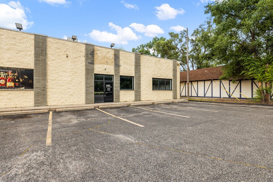 More Photos Of 10840-10850 W 9 Mile Rd, Oak Park Freestanding For Lease