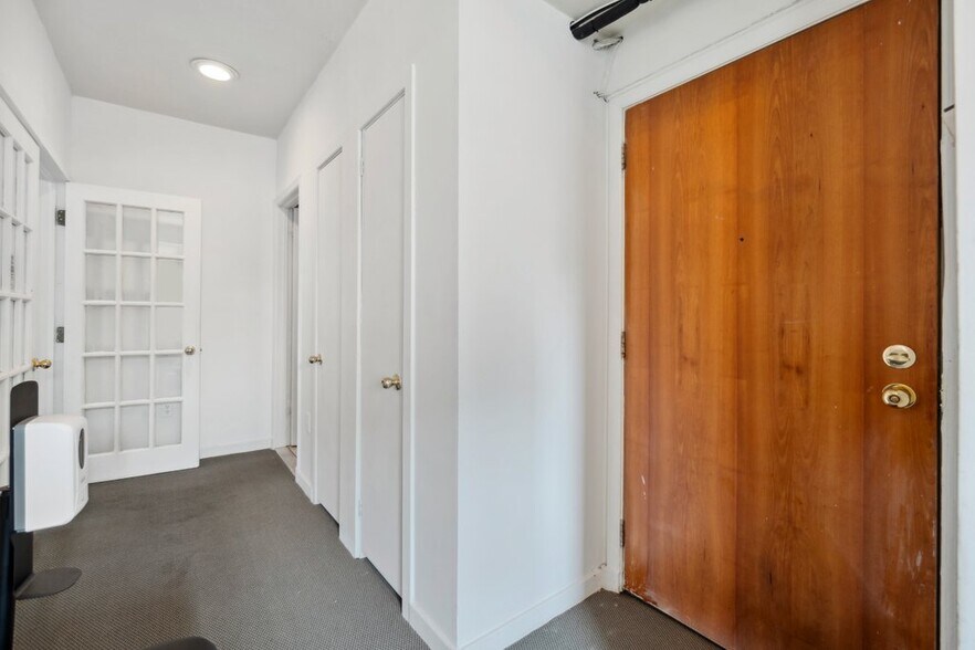 More Photos Of 519-521 N Charles St, Baltimore Office For Sale