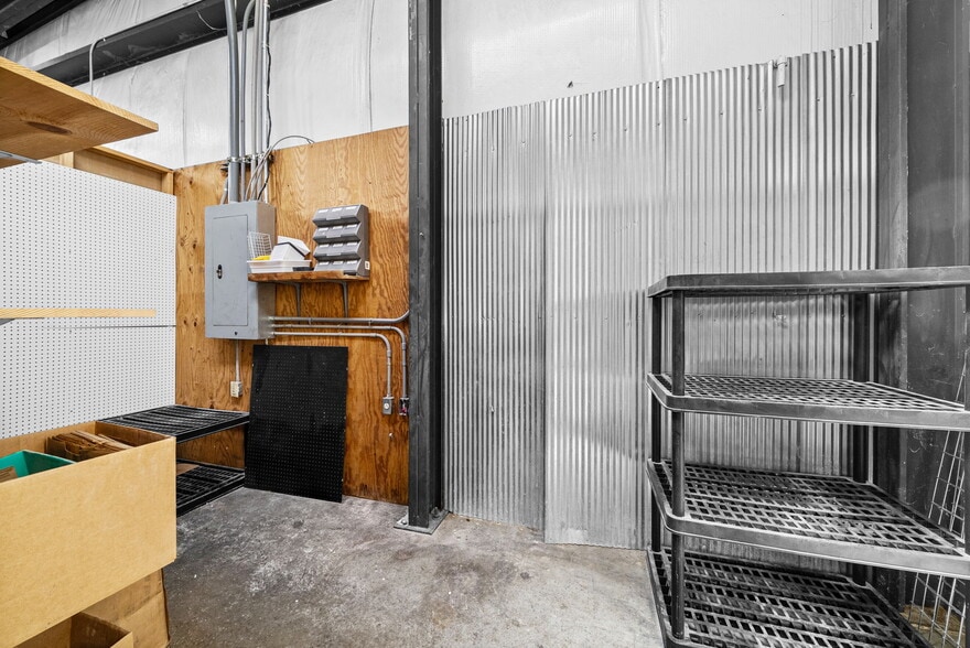 More Photos Of 1761 Jardco Dr, Clarksville Warehouse For Lease