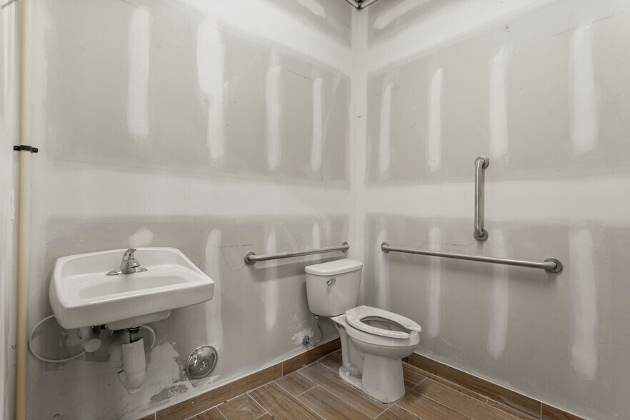 More Photos Of 16775-16777 E 13 Mile Rd, Fraser Unknown For Lease