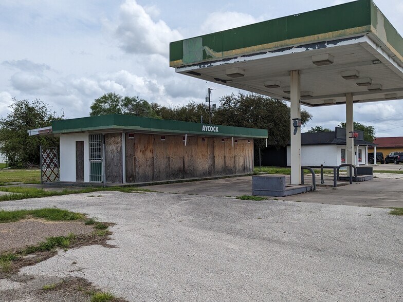Primary Photo Of 118 S Cameron St, Alice Convenience Store For Sale