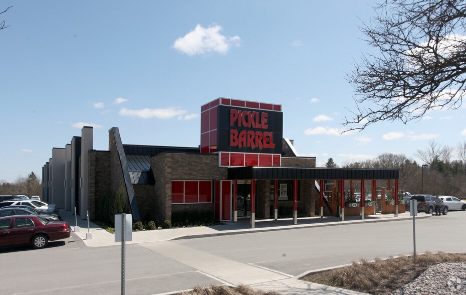 More Photos Of 17215 Yonge St, Newmarket Restaurant For Lease
