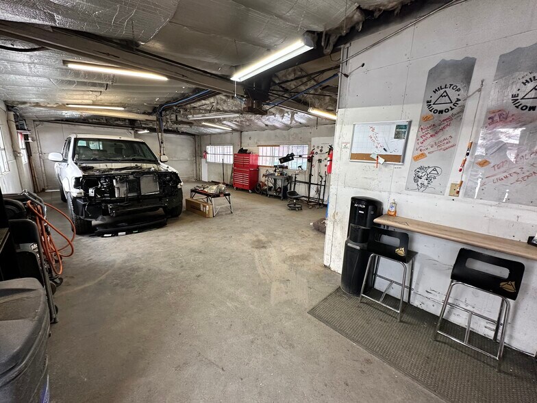 More Photos Of 3012 Evergreen Pky, Evergreen Auto Repair For Sale