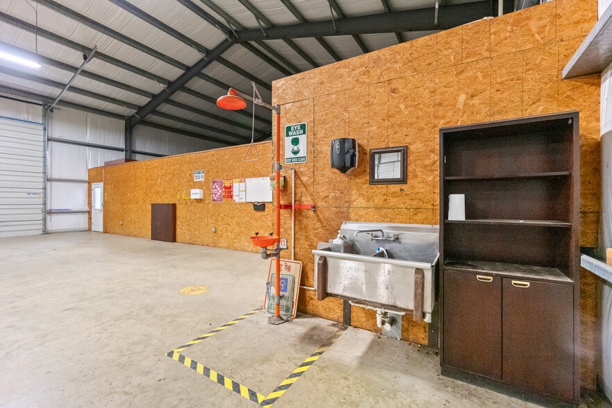 More Photos Of 945 Huser Blvd, Schulenburg Warehouse For Lease