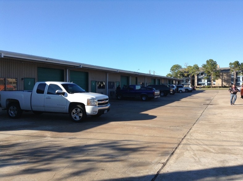 More Photos Of 6101 Pinemont Dr, Houston Warehouse For Lease