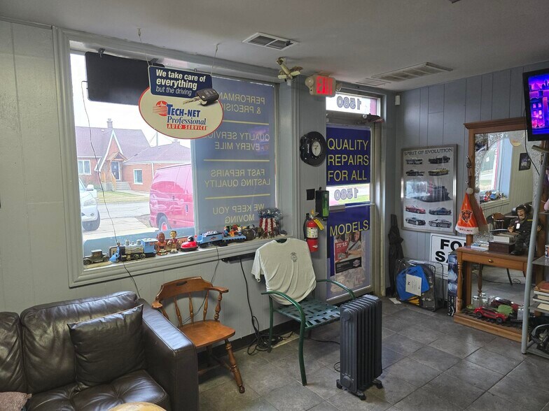 More Photos Of 1580 S Cora St, Des Plaines Warehouse For Sale