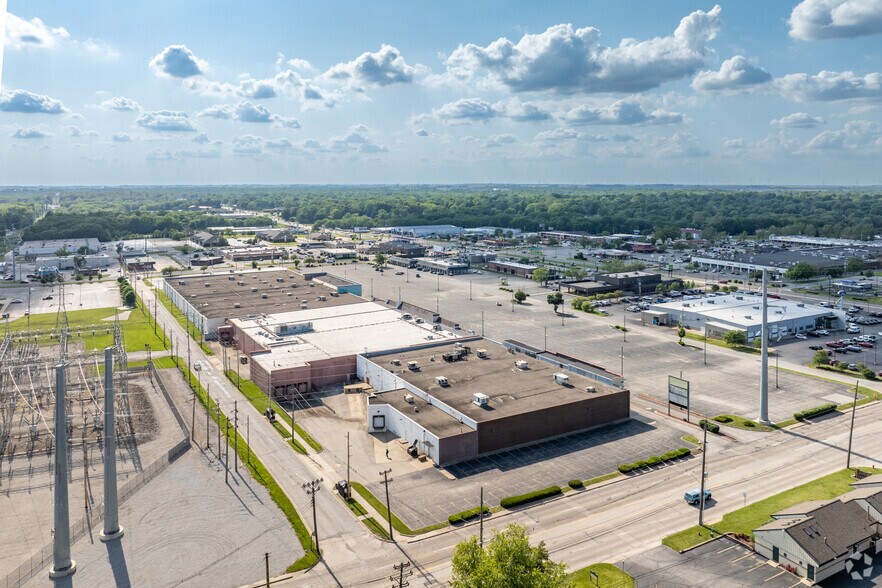More Photos Of 2800 N Water St, Decatur General Retail For Sale