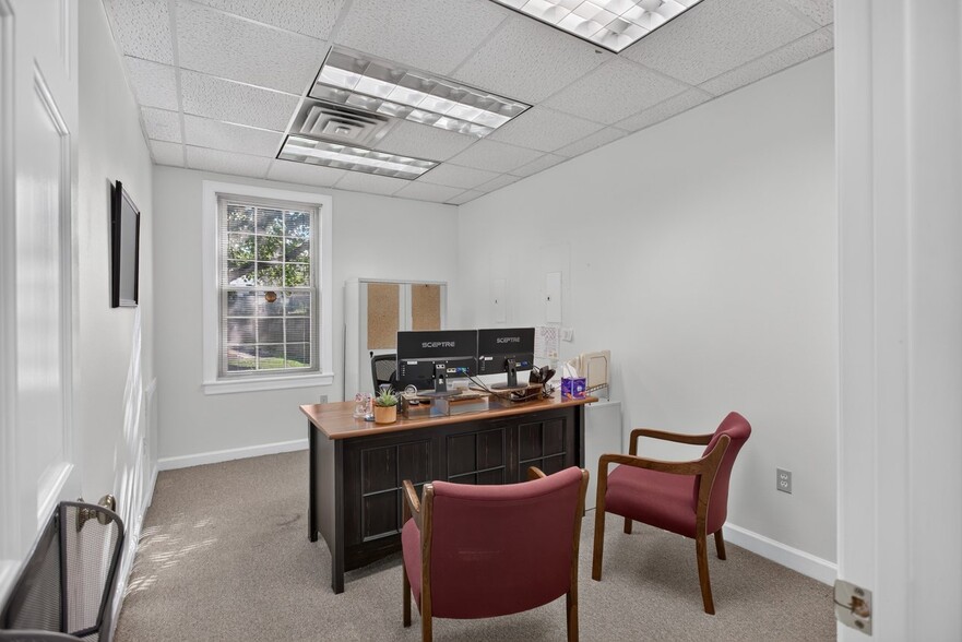 More Photos Of 800 Country Club Rd, Harrisonburg Office For Sale