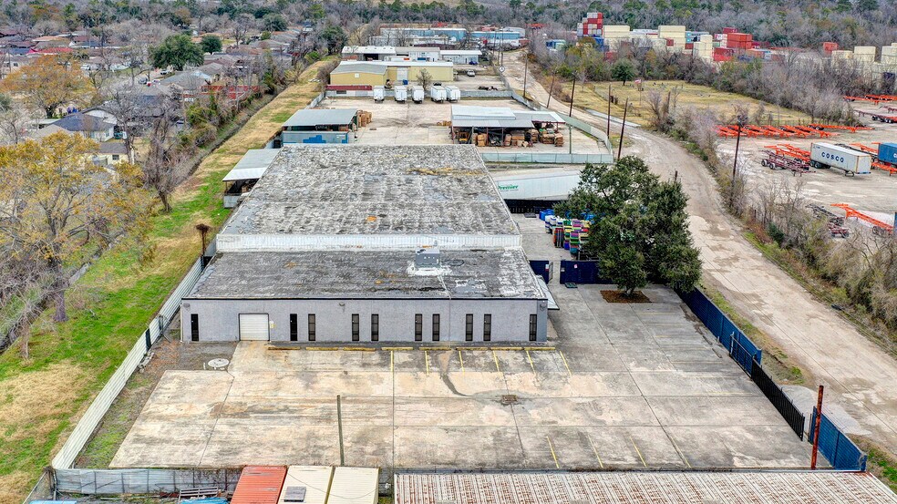 More Photos Of 3635 Trailmobile Dr, Houston Warehouse For Lease