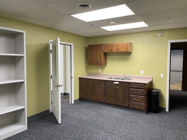 More Photos Of 15-17 S Oak St, Union Medical For Sale