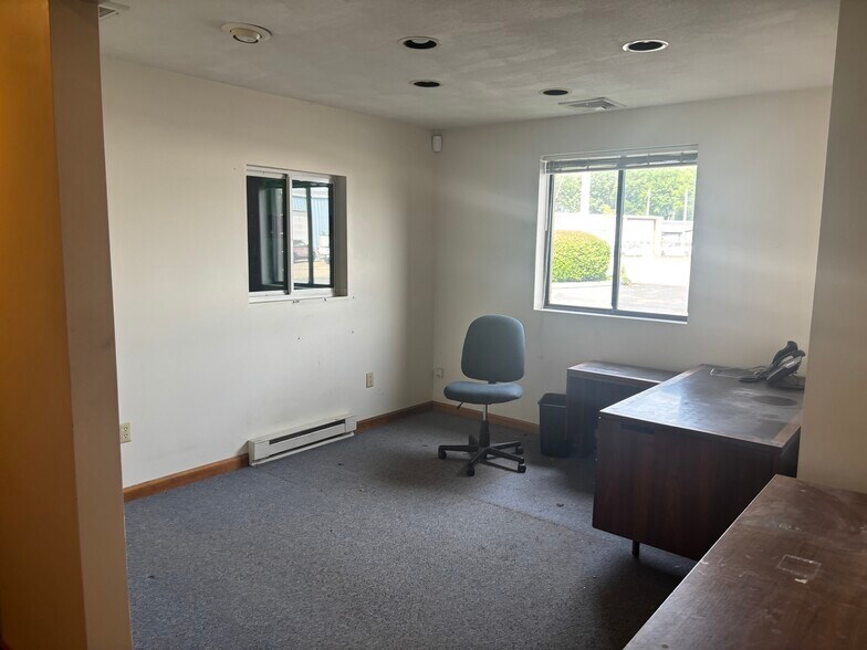 More Photos Of 58 Industrial Ct, Seekonk Warehouse For Lease