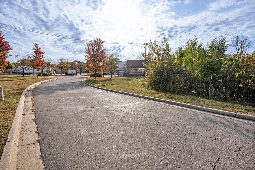 More Photos Of 3273 W Huron St, Waterford Drugstore For Lease