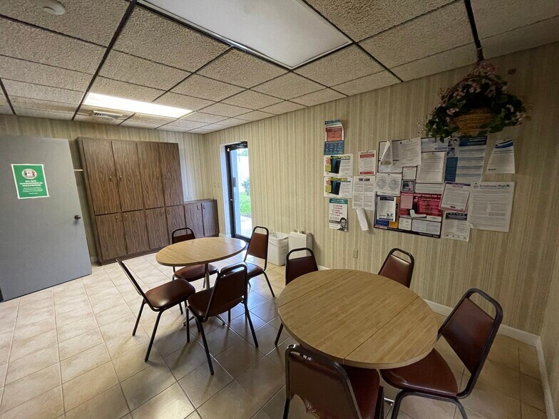 More Photos Of 3663 Bee Ridge Rd, Sarasota Medical For Lease