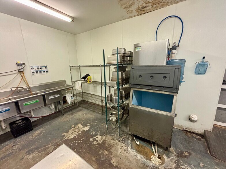 More Photos Of 106 E 4th St, Washington Restaurant For Sale