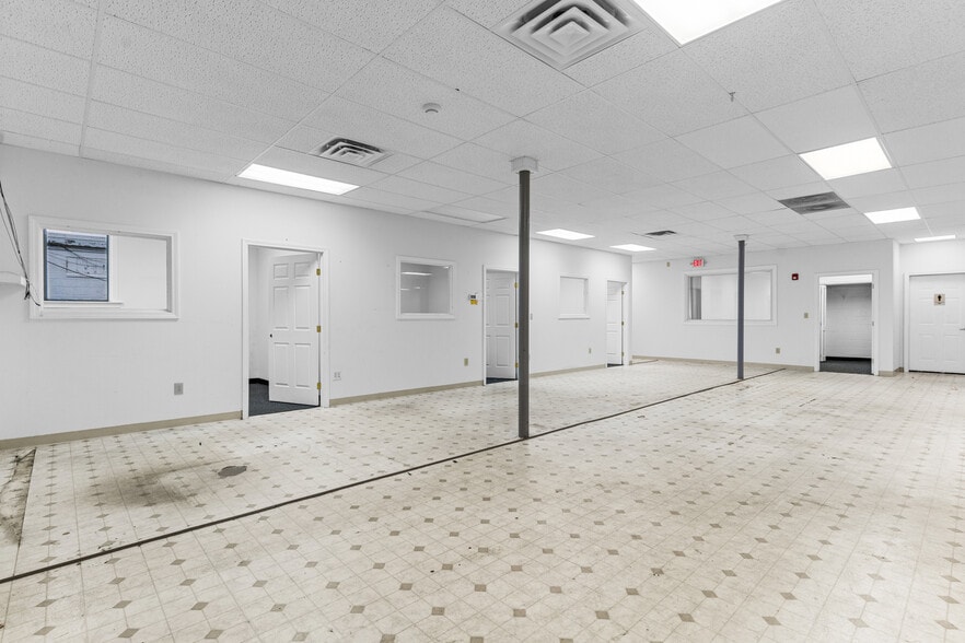 More Photos Of 6854 Post Rd, North Kingstown Freestanding For Lease