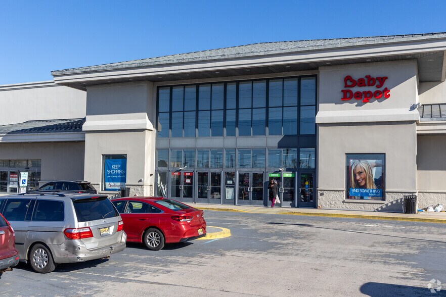 More Photos Of 465 Green St, Woodbridge Freestanding For Lease