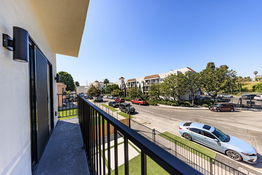 More Photos Of 2424 S West View St, Los Angeles Apartments For Sale