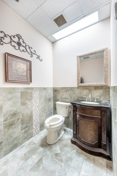 More Photos Of 1444 N Central Expy, McKinney Office For Sale