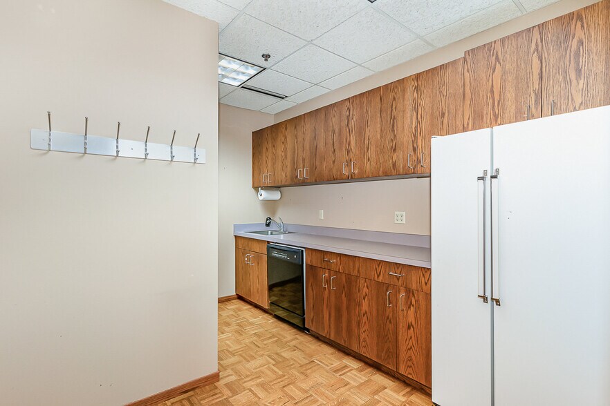More Photos Of 941 Hillwind Rd NE, Minneapolis Medical For Lease
