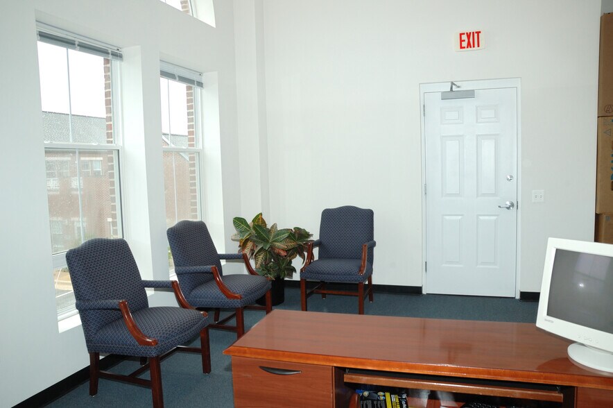 More Photos Of 21135 Whitfield Pl, Sterling Medical For Lease