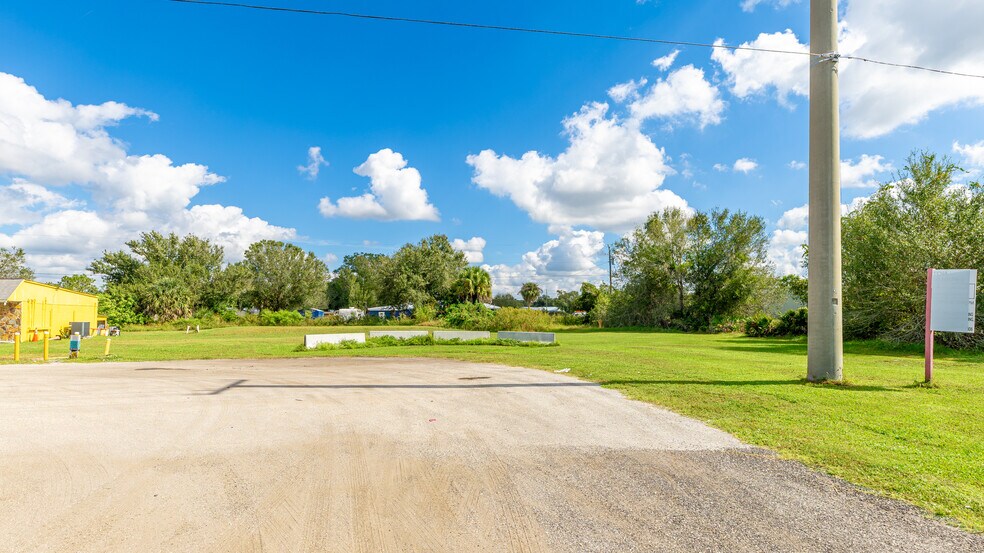 More Photos Of 9836 SW County Road 761, Arcadia General Retail For Sale