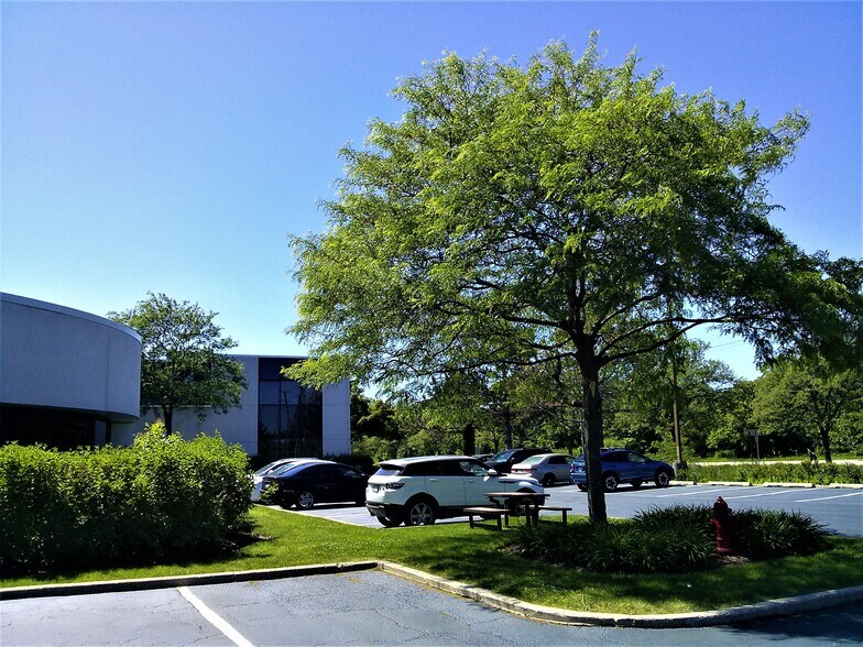 More Photos Of 105-195 W Central Rd, Schaumburg Loft Creative Space For Lease