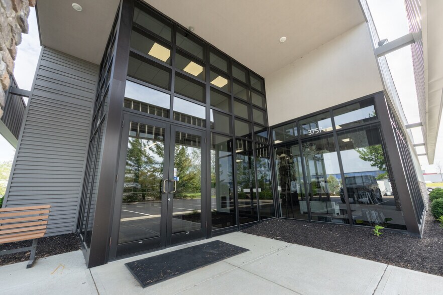 More Photos Of 3737-3757 Parkway Ln, Hilliard Showroom For Lease