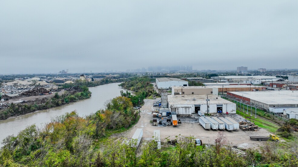 More Photos Of 700 Plastics, Houston Warehouse For Sale