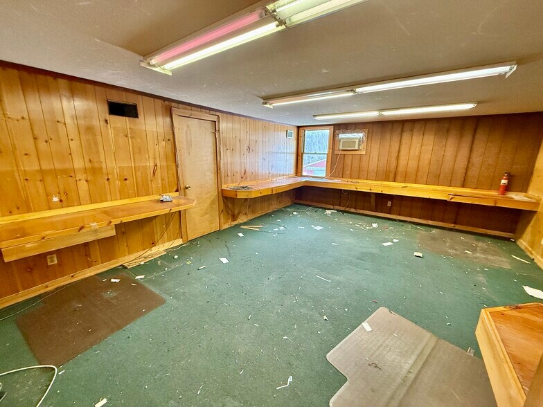 More Photos Of 524 Main St S, Woodbury Garden Center For Lease