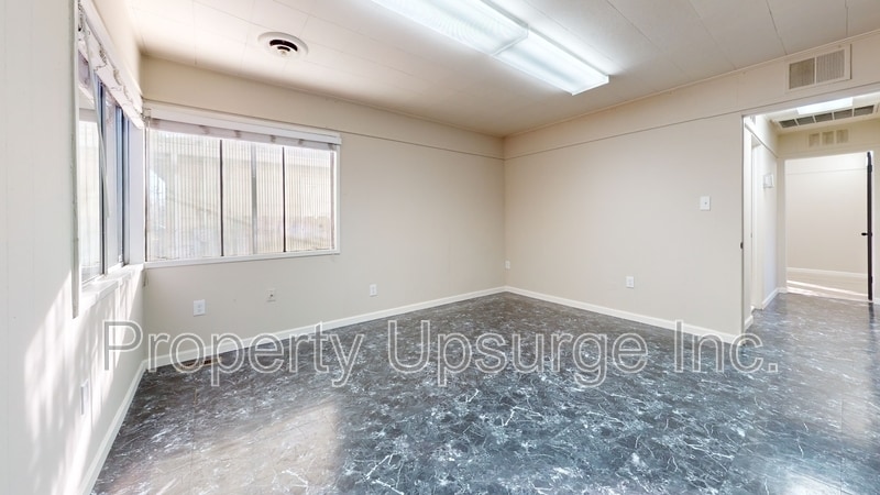 More Photos Of 1901 Railroad Ave, Pittsburg Office For Lease