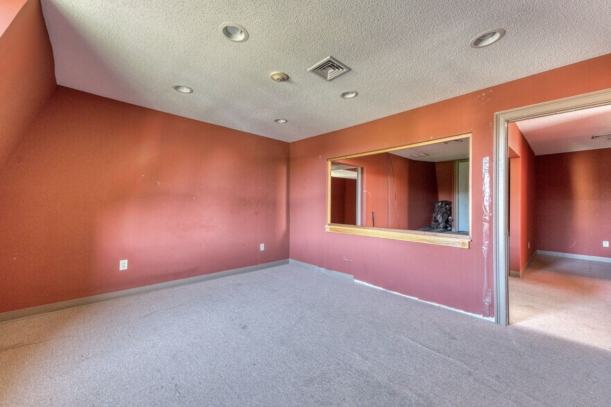 More Photos Of 2404 Main St, Hartford Storefront Retail Office For Sale