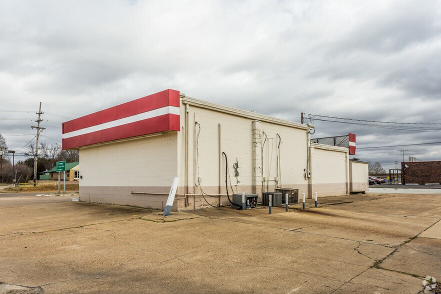 More Photos Of 551 E Lee St, Sardis Freestanding For Lease